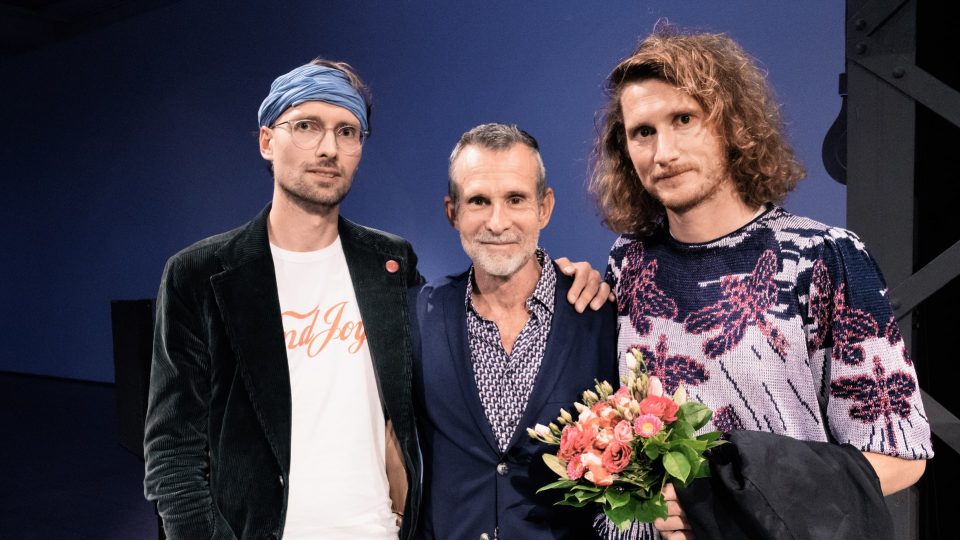 Ulrich Matthes mit den Nominierten Lukas Marxt und Nicolaas Schmidt · © Florian Liedel · Deutsche Filmakademie